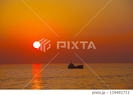海に沈む夕日と船 海に沈む夕日と船 119401711