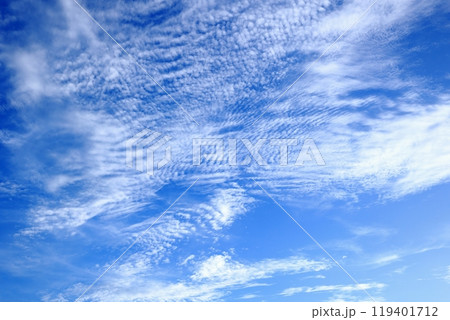 青空と白い雲の幻想的な風景 119401712