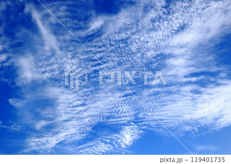 青空と白い雲の幻想的な風景 119401735