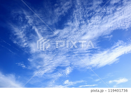 青空と白い雲の幻想的な風景 119401736