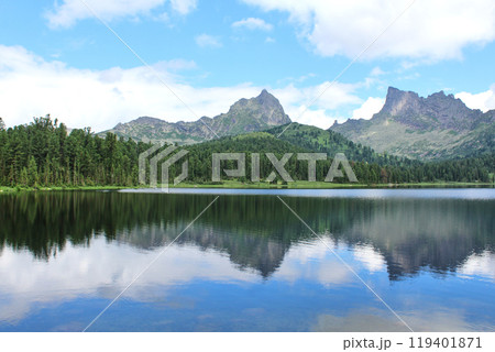 Shore of large mountain lake in Ergaki nature park, calm water and reflection 119401871