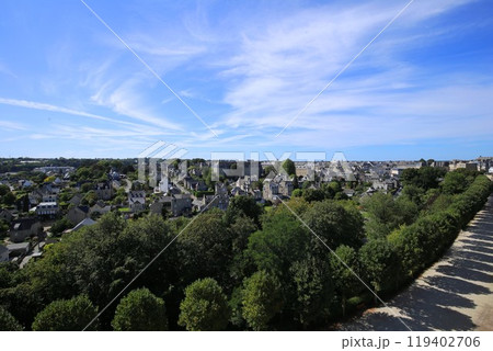 中世の街並みがのこるディナンの街並みをディナン城から望む 119402706