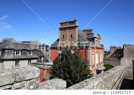 ディナン城からディナンの街並みを望む ディナン城からディナンの街並みを望む 119402713