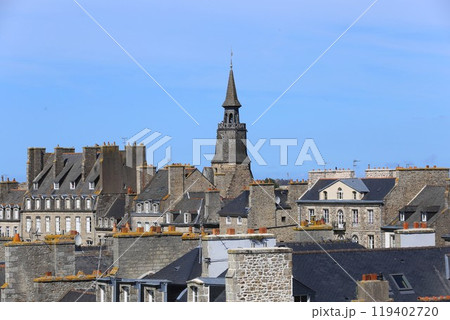 ディナンの時計塔と中世の街並み ディナンの時計塔と中世の街並み 119402720