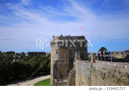 中世の姿を残す石でできたディナン城 中世の姿を残す石でできたディナン城 119402727