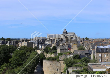 中世の街並みが残るディナン市街をディナン城から望む 119402730