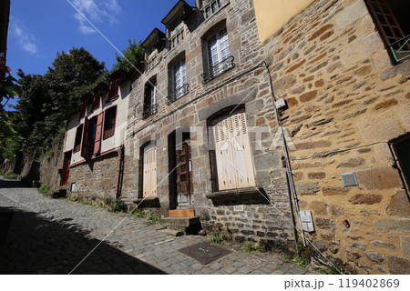 ディナンの中世の街並み 119402869