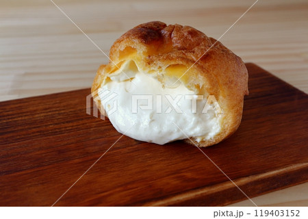 半分にカットしたシュークリーム 119403152