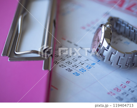 テーブルに置かれたバインダーとカレンダーと腕時計 119404713
