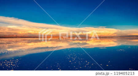 Breathtaking Salar de Uyuni mirror spacious area 119405213