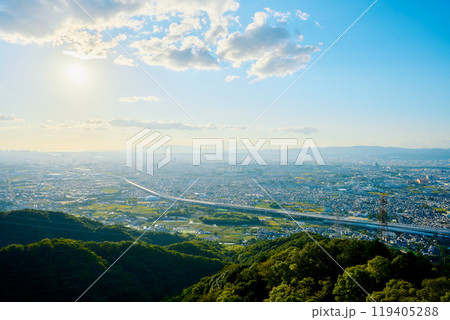 交野山の山頂から見える大阪平野 119405288