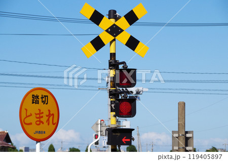 左向きの矢印が点灯している踏切の警報器 左向きの矢印が点灯している踏切の警報器 119405897
