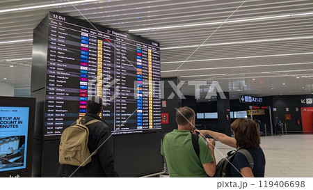 フライトの便名を確認している人々 フライトの便名を確認している人々 119406698