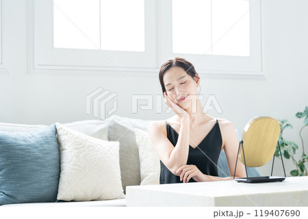 スキンケアをする女性 119407690