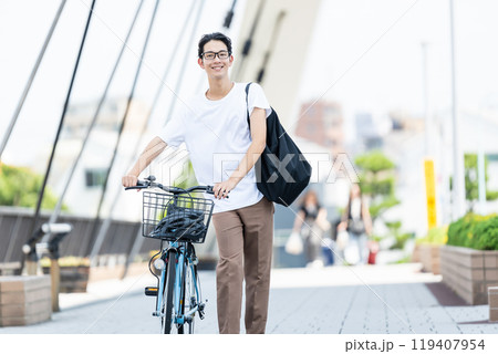 自転車を押す若い男性 119407954