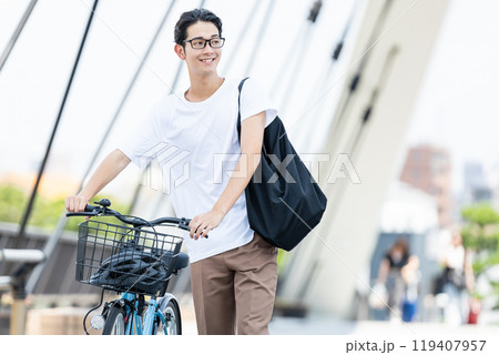 自転車を押す若い男性 119407957