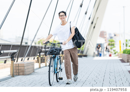 自転車を押す若い男性 自転車を押す若い男性 119407958
