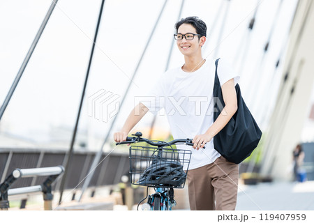 自転車を押す若い男性 119407959