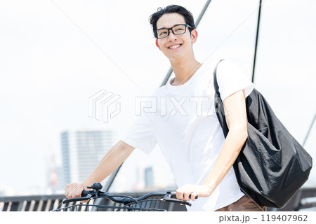 自転車で通勤する若い男性 119407962