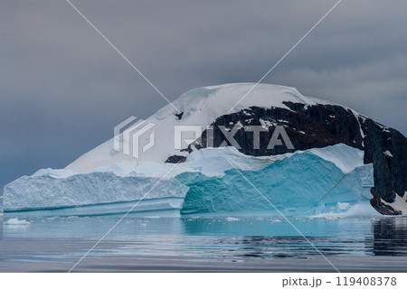 Landscape of the Antarctic Peninsula 119408378