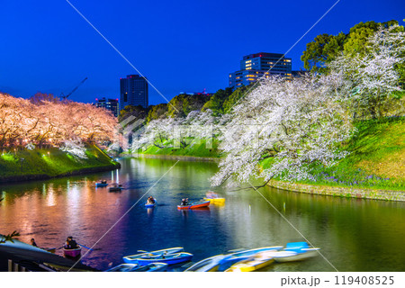 日本の東京都市景観 2色のライトアップが競演…桜が満開になった千鳥ヶ淵などを望む…＝4月7日 119408525