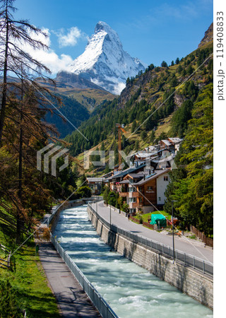 ツェルマットの村からマッターホルンを見上げる 119408833