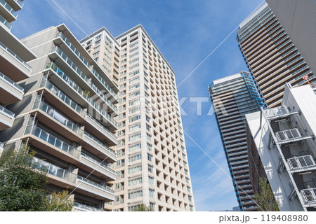 秋空のタワーマンション 119408980