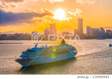 日本の横浜都市景観 富士山やみなとみらい、飛鳥Ⅱ、桜木町駅方向などを望む 119409483
