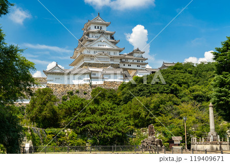 青空に姫路城天守閣 119409671