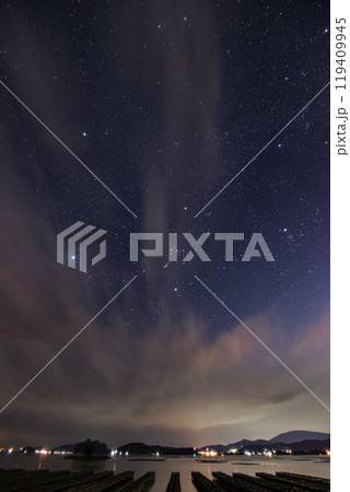 瀬戸内の冬の星景色牡蠣棚並ぶ瀬戸内の空のオリオン座 瀬戸内の冬の星景色牡蠣棚並ぶ瀬戸内の空のオリオン座 119409945