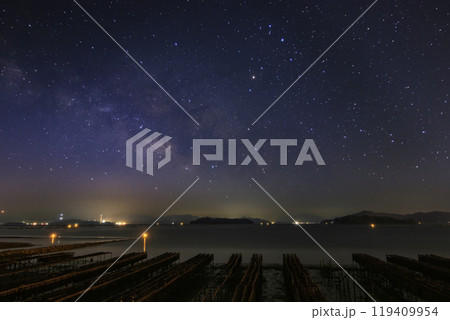 瀬戸内の冬の星景 牡蠣棚並ぶ瀬戸内に昇る天の川 瀬戸内の冬の星景 牡蠣棚並ぶ瀬戸内に昇る天の川 119409954