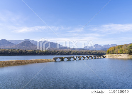 秋晴れの日の旧国鉄士幌線タウシュベツ川橋梁　北海道上士幌町 119410049
