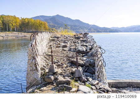 秋晴れの日の旧国鉄士幌線タウシュベツ川橋梁 北海道上士幌町 秋晴れの日の旧国鉄士幌線タウシュベツ川橋梁 北海道上士幌町 119410069