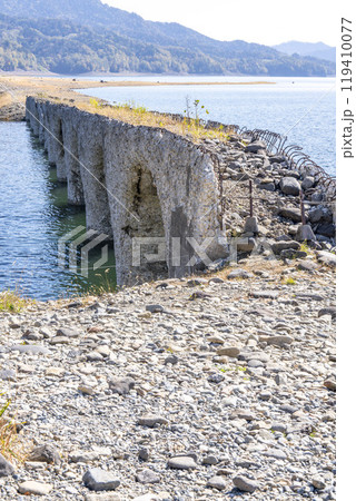 秋晴れの日の旧国鉄士幌線タウシュベツ川橋梁　北海道上士幌町 119410077