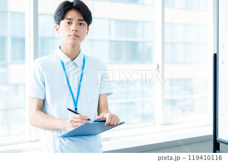 介護スタッフの男性 119410116