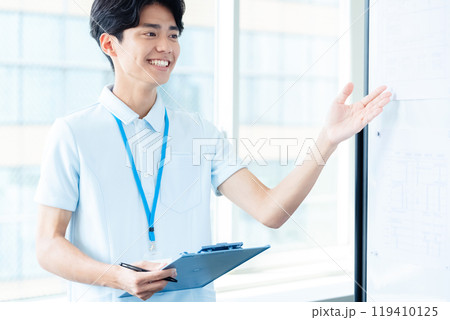 介護スタッフの男性 119410125