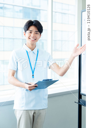 介護スタッフの男性 介護スタッフの男性 119410126