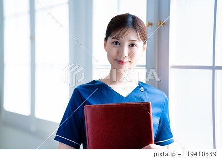 バインダーを持つ女性のスタッフ 119410339