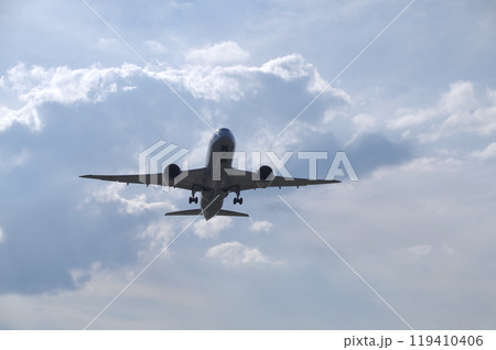 午後の明るい空を背にして米子鬼太郎空港を離陸したボーイング787型ジェット旅客機 119410406