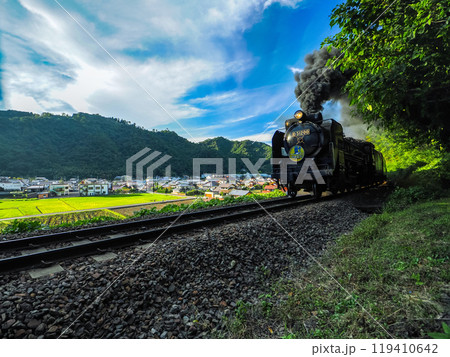 津和野の町をバックに走るSLやまぐち号 津和野の町をバックに走るSLやまぐち号 119410642