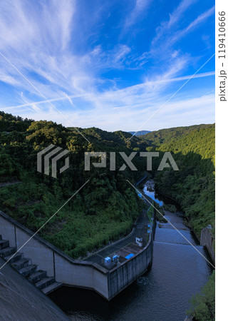 奈良市東部大和高原にある布目ダムの秋 美しい夕空 ダム北側布目の流れと青空に浮かぶ薄雲② 奈良市東部大和高原にある布目ダムの秋 美しい夕空 ダム北側布目の流れと青空に浮かぶ薄雲② 119410666