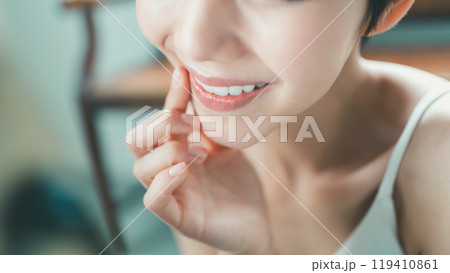 笑顔の練習をする若い女性 119410861