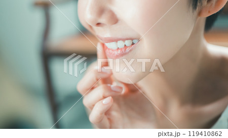 笑顔の練習をする若い女性 119410862