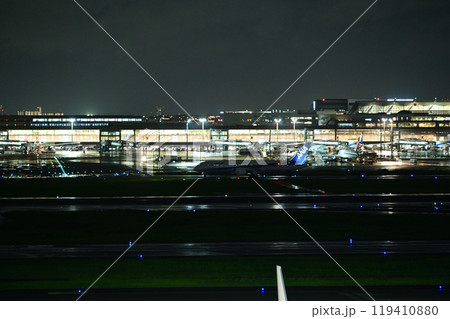 雨の羽田空港第三ターミナル 雨の羽田空港第三ターミナル 119410880