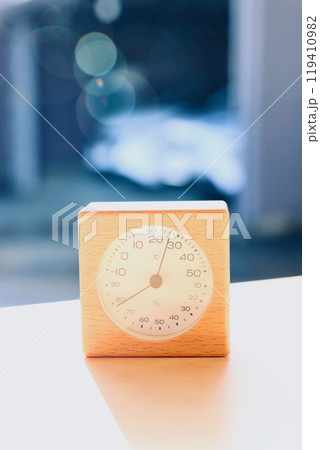 朝の温湿度計 119410982