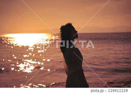 夕日の海と女性 119411129