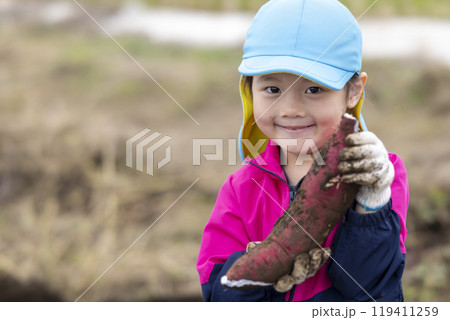 サツマイモを収穫する女の子 サツマイモを収穫する女の子 119411259