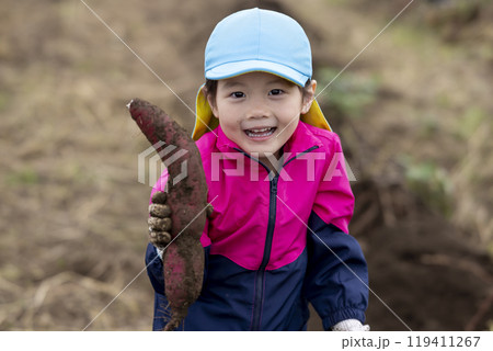サツマイモを収穫する女の子 119411267