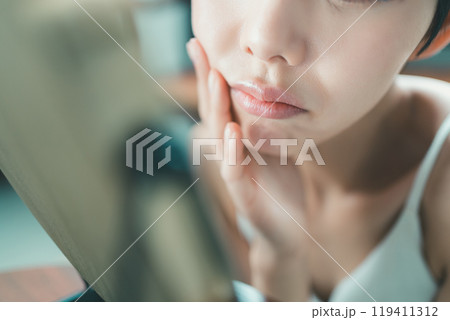 スキンケアに不満の若い女性 119411312