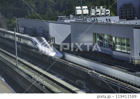 出発を待つリニア新幹線 出発を待つリニア新幹線 119411589